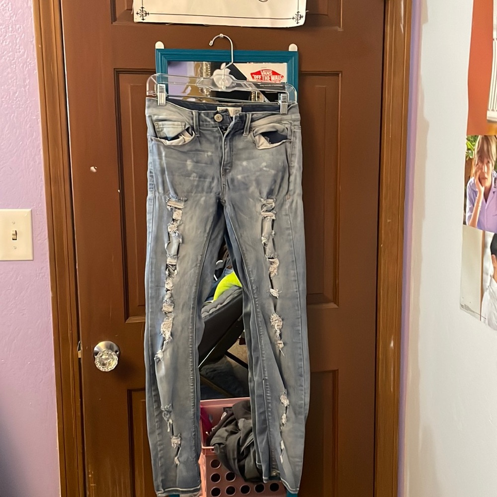 Low-rise ripped skinny jeans. Stretchy